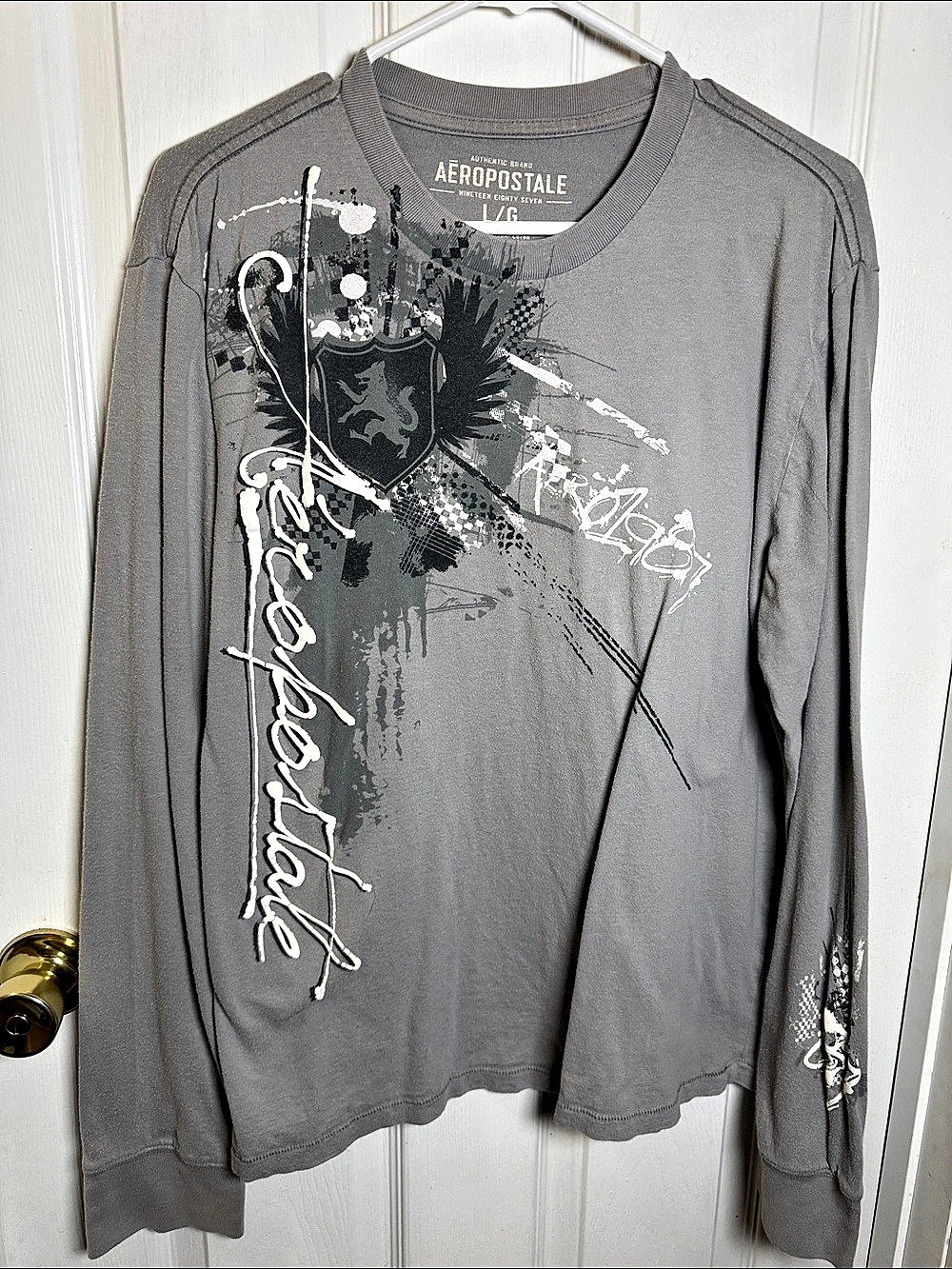 Aeropostale Long Sleeve Graphic Tee in Gray Size Large Like New